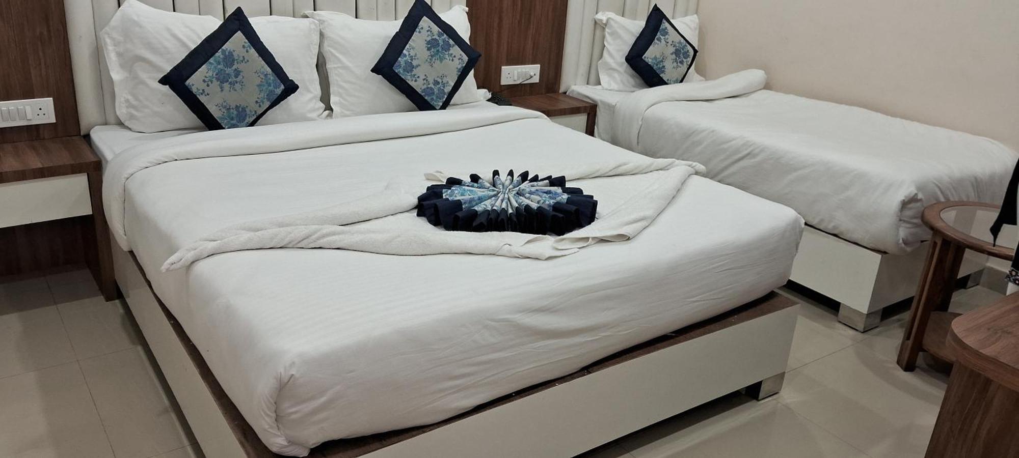 Hotel Shree Radha Krishna Bénarès Extérieur photo